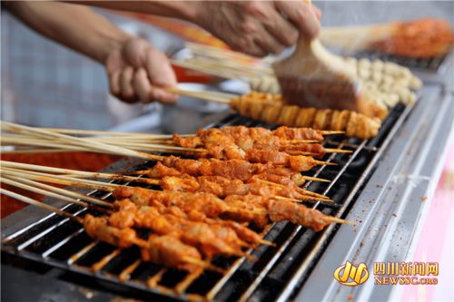 樂山美食又火了 缽缽雞、麻辣燙、蛋烘糕一站式打卡，農副土特產品添彩